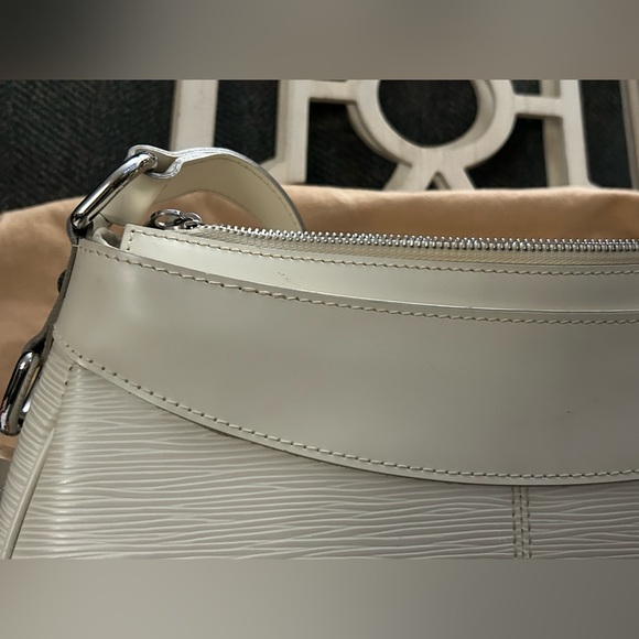 SOLD This is a gorgeous, authentic Louis Vuitton. Feel free to send offers. - Picture 3 of 16